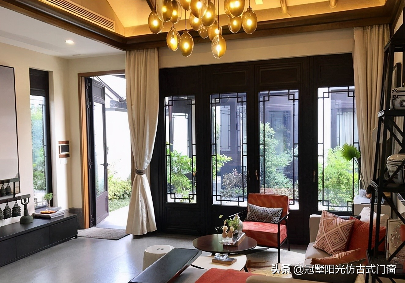 仿古花格门窗：现代建筑中的艺术重生，冠墅阳光引领新风尚