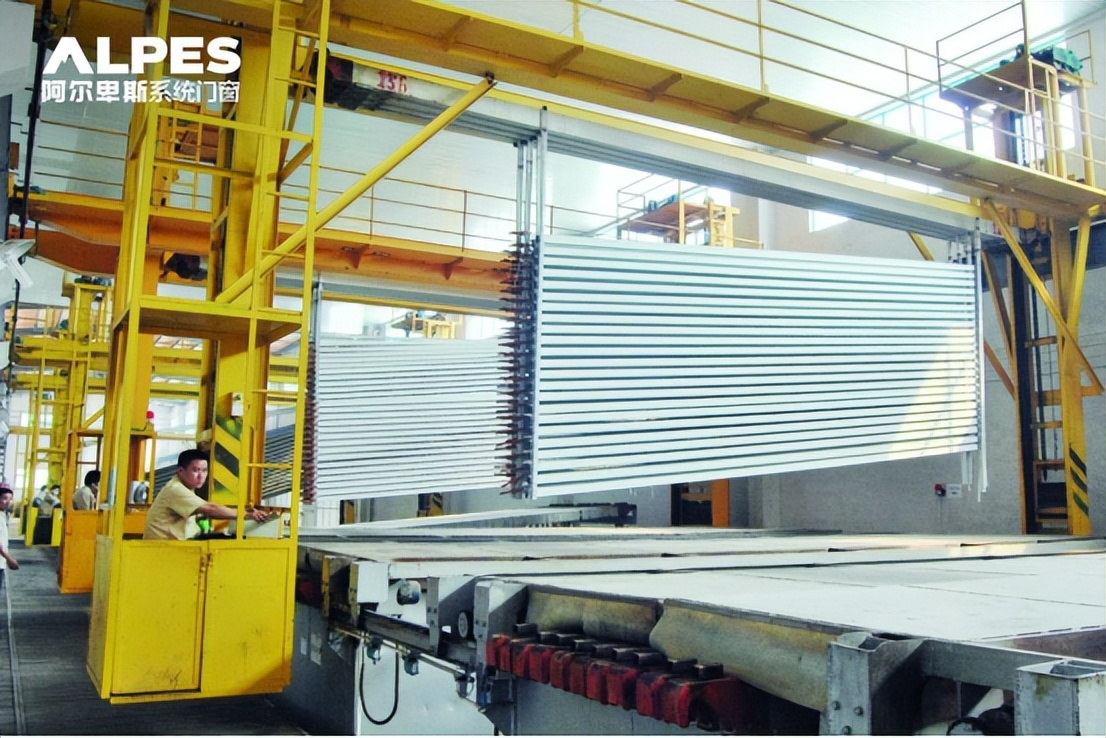 破局价格战!阿尔卑斯联手英辉,瓷泳工艺开启门窗品质革命新纪元! 破局价格战!阿尔卑斯联手英辉,瓷泳工艺开启门窗品质革命新纪元!